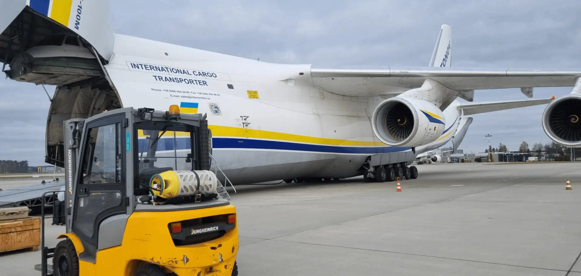 Wózek widłowy przy samolocie transportowym podczas operacji logistycznych